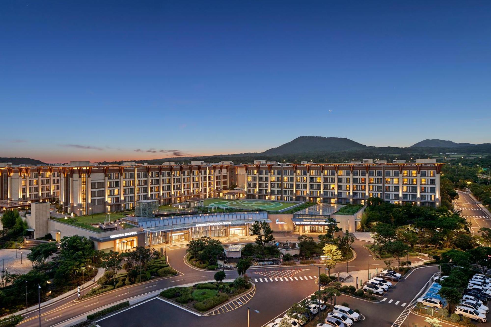 Landing Jeju Shinhwa World Hotel Экстерьер фото